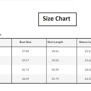 Puede incluir: Una tabla de tallas blanca con texto negro. La tabla muestra medidas en pulgadas para el busto, la longitud de la falda, la longitud de la manga y la cintura, con tallas de la S a la XL. El texto "Size Chart" est&aacute; en la parte superior.