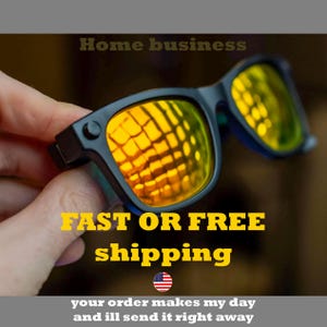 Puede incluir: Gafas de montura negra con lentes reflectantes de color amarillo brillante con un patrón de rejilla. Las monturas tienen un acabado mate y un pequeño detalle circular en la bisagra. El texto Home business, FAST OR FREE shipping, y your order makes my day and ill send it right away son visibles.