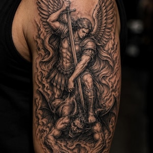 Puede incluir: Un tatuaje en negro y gris en la parte superior del brazo que representa una figura alada con armadura antigua sosteniendo una espada hacia abajo. La figura se encuentra sobre una criatura con cuernos y garras entre nubes arremolinadas.