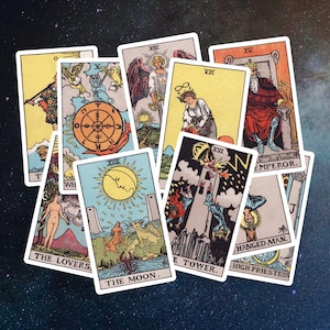 Könnte beinhalten: Eine Sammlung von Tarotkarten mit verschiedenen Illustrationen und Titeln. Die Karten zeigen Bilder von The Lovers, The Moon, The Tower und The Emperor, unter anderem. Die Karten sind vor einem sternenklaren Hintergrund angeordnet.