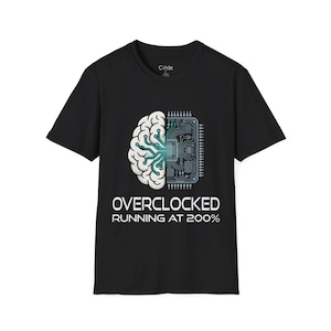 Puede incluir: Camiseta negra con un diseño gráfico que presenta un cerebro y una placa de circuito, conectados por líneas turquesas. El texto "OVERCLOCKED RUNNING AT 200%" está impreso debajo. Cuello redondo.