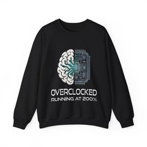 Könnte beinhalten: Schwarzes Sweatshirt mit einem Grafikdesign, das ein Gehirn und eine Leiterplatte zeigt, mit dem weißen Text "OVERCLOCKED RUNNING AT 200%". Ein Design für Technikbegeisterte.
