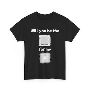 Könnte beinhalten: Schwarzes T-Shirt mit dem Text "Will you be the for my" über zwei weißen grafischen Darstellungen von Computerprozessoren. Das T-Shirt hat einen Rundhalsausschnitt und kurze Ärmel.