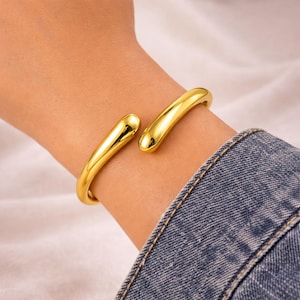 Peut inclure: Ensemble de trois tasses en céramique avec une finition mate et mouchetée. Les tasses sont de couleur crème, gris clair et gris foncé. Chaque tasse a un design simple et moderne avec une anse arrondie.