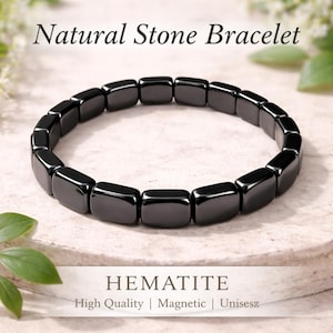 Könnte beinhalten: Ein schwarzes Hämatit-Armband mit poliertem Finish. Das Armband besteht aus rechteckigen Steinen und trägt die Aufschrift "Natural Stone Bracelet". Der Text "Hematite" und "High Quality | Magnetic | Unisesz" sind ebenfalls sichtbar.