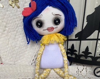 Muñeca de trapo inspirada en Coraline, 31,75 cm, pelo azul, ojos de botón, muñeca de tela, muñeca de arte gótico hecha a mano, regalo único para fans de la película, decoración de habitación adorable y espeluznante