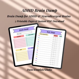 Könnte beinhalten: Zwei digitale Tablets mit farbenfrohen Planerseiten. Der Text oben lautet "ADHS Brain Dump" und "Brain Dump für ADHS & Neurodivergente Gehirne". Ein Tablet zeigt ein "Brain Dump"-Layout, das andere ein "Task Triage"-Layout.