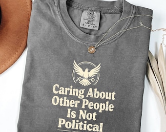 Comfort Colors - Prendersi cura degli altri non è una questione politica - Maglietta, maglietta liberale per la giustizia sociale