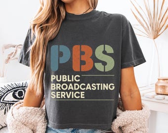Maglietta con il logo Save PBS, maglietta vintage della televisione pubblica, maglietta retrò anni '70/'80 con nostalgia, regalo per gli amanti della TV classica, maglietta con messaggio di protesta