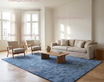 Handgetufteter Wollteppich in Kornblumenblau, moderner minimalistischer Teppich