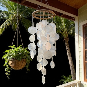 白いカピス貝の風鈴、海岸風のインテリア、ビーチハウスへの贈り物、優しい音色を奏でる航海風のパティオ吊り下げ風鈴