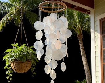 Witte capiz-schelp windgong, kusthuisdecor, strandhuiscadeau, nautisch terras hangend klokkenspel met zacht rinkelend geluid