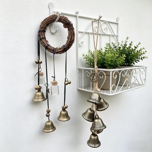 Zestaw 2 dzwonków czarownic do klamki, ręcznie robiony dzwonek wietrzny w kształcie wianka z winorośli z mosiężnymi dzwonkami, wiszące dzwonki do wianka, dekoracja domu z błogosławieństwem