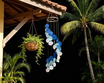 Handgjord spiralformad blåvit Capiz-snäckskalvindklocka, blå ombre-havsinspirerad hängande mobil, kustnära fönsterdekor, omtänksam present till henne