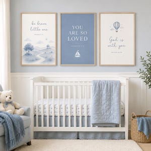 Könnte beinhalten: Drei gerahmte Wandbilder in hellen Holzrahmen. Das linke Bild zeigt eine Landschaft mit dem Text 'be brave little one JOSHUA 1:9'. Das mittlere Bild ist blau mit 'YOU ARE SO LOVED JEREMIAH 31:3' und einem Segelboot. Das rechte Bild zeigt einen Heißluftballon und 'God is with you ISAIAH 41:10'.