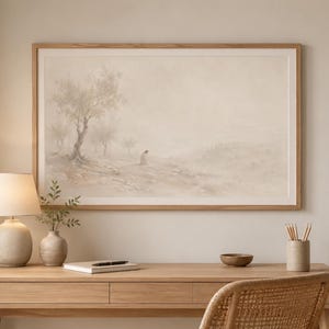 Könnte beinhalten: Ein großes, rechteckiges Wandbild mit einem gedämpften, einfarbigen Landschaftsgemälde, das eine einsame Figur zeigt, die unter einem Olivenbaum in einem dunstigen, beigefarbenen Feld kniet. Das Kunstwerk ist in einem schlichten Holzrahmen gefasst.