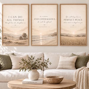 Könnte beinhalten: Drei gerahmte vertikale Wandbilder mit beigen Landschaftsillustrationen und religiösen Texten. Der linke Druck zeigt I CAN DO ALL THINGS through him who strengthens me. Die Mitte zeigt BE STRONG AND COURAGEOUS, do not be afraid. Der rechte zeigt You will keep him in PERFECT PEACE whose mind is stayed on you.