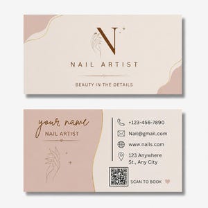 Könnte beinhalten: Eine rechteckige Visitenkarte in Beige und Altrosa mit einem dunkelbraunen N-Logo, einer Strichzeichnung einer Hand und dem Text NAIL ARTIST BEAUTY IN THE DETAILS. Die Rückseite enthält Kontakt-Icons, einen QR-Code und SCAN TO BOOK.