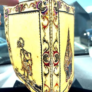 Auténtica marioneta de sombras indonesia Walang Kulit pintada y tallada a mano sobre piel de animal. Obra de arte plegable. No es una reproducción.