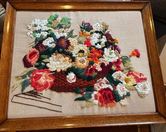 Vintage gerahmte florale Crewel-Stickerei - 70er Jahre Boho MCM Nadelspitze