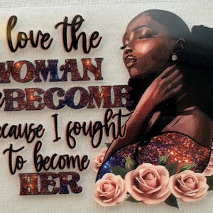以下が含まれることがあります： 「I love the WOMAN I've BECOME Because I fought to become HER」のテキストが入ったグラフィックデザインの画像。このデザインには、ピンクのバラで飾られた、肌の色の濃い女性のイラストが含まれています。