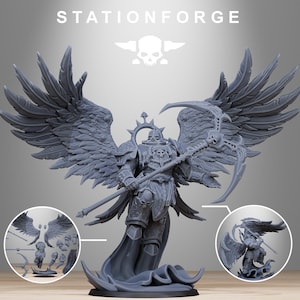 Può includere: Figurina grigia e dettagliata di un guerriero alato che tiene una falce e un bastone. La figura indossa un'armatura e un elmo a forma di teschio. La parola "STATIONFORGE" e un logo a forma di teschio sono in alto.