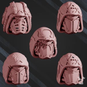 Op de afbeelding: Een set van vijf lichtroze, onbeschilderde miniatuurhelmen met diverse ontwerpen voor kappen en vizieren. Elke helm toont gedetailleerde sculpturale elementen, waaronder getextureerde kappen, geometrische gezichtsmaskers en gespecialiseerde optische sensoren.