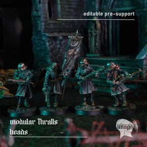 Può includere: Quattro figure in miniatura di soldati in cappotti e elmetti scuri, che tengono fucili e un'insegna. Le figure sono su basi circolari. Il testo "modular Thralls heads" è in basso nell'immagine.