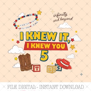 Pu&ograve; includere: Un design grafico digitale con il testo I KNEW IT, I KNEW YOU 5, infinity and beyond e YOU'VE GOT A FRIEND IN ME. Gli elementi includono un braccialetto di perline, stivali da cowboy marroni, un cappello rosso, blocchi alfabetici, stelle e nuvole.