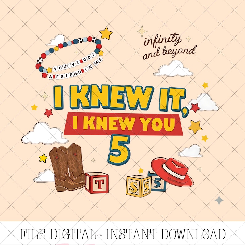 Pu&ograve; includere: Un design grafico digitale con il testo I KNEW IT, I KNEW YOU 5, infinity and beyond e YOU'VE GOT A FRIEND IN ME. Gli elementi includono un braccialetto di perline, stivali da cowboy marroni, un cappello rosso, blocchi alfabetici, stelle e nuvole.