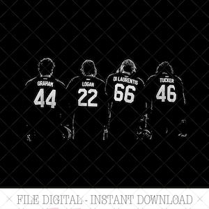 Puede incluir: Imagen en blanco y negro de cuatro personas con camisetas deportivas. Las camisetas muestran los nombres Graham, Logan, Di Laurentis y Tucker, con los números 44, 22, 66 y 46. El fondo es oscuro.
