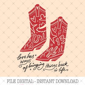 K&ouml;nnte beinhalten: Zwei rote Cowboystiefel mit wei&szlig;en Linienzeichnungen von Herzen, Sternen, einem Hufeisen, einem Kaktus und der Zahl 13. Unter den Stiefeln steht der Text: love has ways of bringing things back to life. Das Design ist auf einem hellen cremefarbenen Hintergrund.