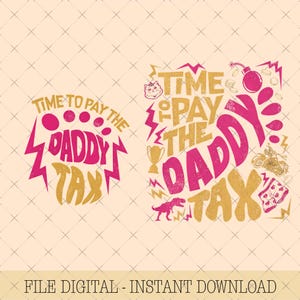 Puede incluir: Dos diseños digitales con el texto "TIME TO PAY THE DADDY TAX" en rosa y dorado. Un diseño presenta un rayo, el otro incluye un gato, un trofeo, un dinosaurio, dados y una motocicleta. El fondo es de color beige claro.