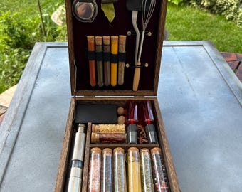 Gewürzset als Gastgeschenk für Koch oder Foody - Koch Koffer für unterwegs - Gewürzbox Spice Kit Geschenkbox BBQ- Gewürze im Reagenzglas
