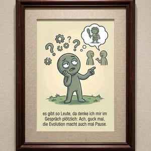 以下が含まれることがあります： フレームに入った漫画のプリント。灰色の人物が2人の小さな人物を指し、思考バブルには洞窟人が描かれています。ドイツ語のテキストが含まれています。フレームは濃い茶色です。疑問符と歯車がメインの人物を囲んでいます。