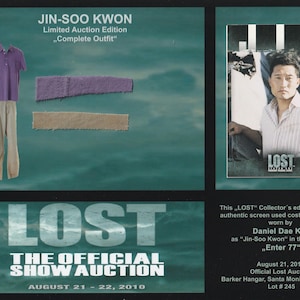 Könnte beinhalten: Werbebild für die Fernsehserie "Lost" mit einem kompletten Outfit, das von Daniel Dae Kim als Jin-Soo Kwon getragen wurde. Das Outfit umfasst ein lila Poloshirt, eine beige Hose und Stoffmuster. Ein Foto von Kim ist ebenfalls enthalten.