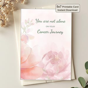 Op de afbeelding: Een 5x7 afdrukbare kaart met de tekst "You are not alone on your Cancer Journey". De kaart heeft een aquarel bloemenontwerp in roze en perziktinten. De woorden "5x7 Printable Card Instant Download" staan rechtsboven.