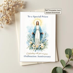 Può includere: Un biglietto stampabile da 5x7 pollici con un'illustrazione ad acquerello della Vergine Maria in veste bianca e blu, circondata da gigli e rose bianche. Il testo recita To a Special Priest e Celebrating with you on your Ordination Anniversary.