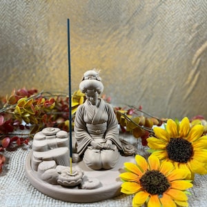 Può includere: Una tazza di ceramica bianca con manico nero e la scritta "But First, Coffee" in nero, in grassetto. La tazza è su una superficie bianca.