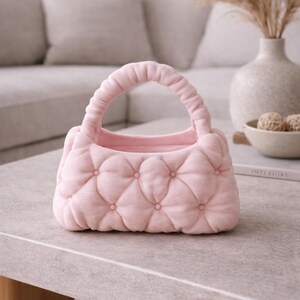 Cesta decorativa rosa con efecto acolchado: para guardar maquillaje, macetas o como organizador de escritorio.