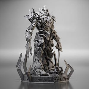 Könnte beinhalten: Eine graue, detaillierte Statue einer Roboterfigur, möglicherweise aus einem Film oder Comic. Die Figur hat ein komplexes Design mit scharfen Winkeln und mechanischen Merkmalen. Sie steht auf einer Plattform mit geometrischen Formen und einer löwenartigen Figur.