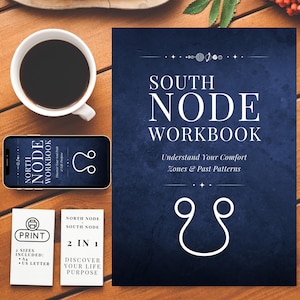 Puede incluir: Un cuaderno azul oscuro titulado "South Node Workbook" con texto blanco y un gráfico blanco. El cuaderno está sobre una superficie de madera, junto con una taza de café, un teléfono inteligente y dos tarjetas pequeñas con texto.