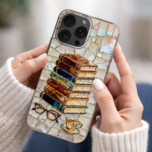 Personalisierte Buch-Liebhaber-Telefon-Hülle, benutzerdefinierte Name iPhone-Hülle, Glasmalerei-Bücher-Leser-Geschenk, Bibliothek ästhetische Kaffeeglas-Hülle