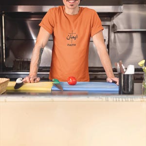 Camiseta Faith com Caligrafia Persa | Camiseta Faith, Caligrafia Persa Minimalista