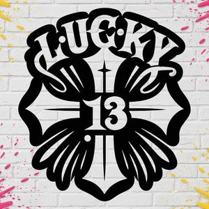 Peut inclure: Un motif graphique noir représentant le mot LUCKY dans une police stylisée arquée au-dessus du nombre 13, centré sur une forme en croix avec quatre sections symétriques en forme de pétales rayonnant depuis le centre du motif.