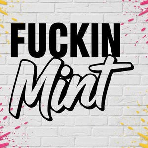 Può includere: Sfondo di muro di mattoni bianchi con le parole "FUCKIN MINT" in lettere nere. Schizzi di vernice rosa e gialla negli angoli dell'immagine.