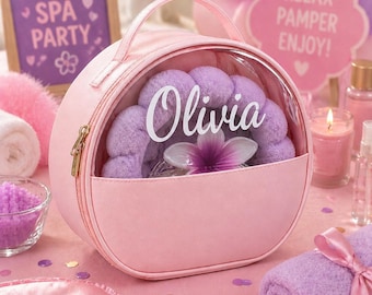 Può includere: Una borsa cosmetica rotonda rosa con un pannello frontale trasparente che riporta il nome Olivia in corsivo bianco. All'interno della borsa si trova una fascia in peluche viola con un fiore. La borsa ha un manico superiore e una chiusura a zip dorata.