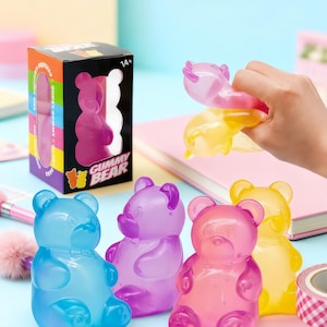 Puede incluir: Un letrero de madera hecho a mano con el texto "Welcome to our home" en un estilo manuscrito. El letrero pintado de blanco presenta letras negras y un acabado envejecido, ideal para la decoración del hogar.