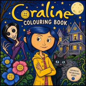 Puede incluir: Un libro para colorear de Coraline con un personaje de pelo azul con impermeable amarillo, un gato negro y una figura con ojos de botón. La portada muestra una casa oscura, luna llena y flores con centros de botón, con el texto Coraline Colouring Book.