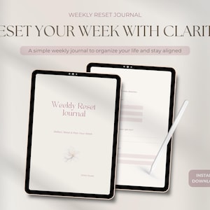 Może przedstawiać: Dwa tablety cyfrowe z czarnymi ramkami i białymi ekranami. Jeden wyświetla tekst "Weekly Reset Journal" i grafikę kwiatową. Drugi pokazuje częściowo wypełniony układ dziennika. Pióro leży na drugim tablecie. Obraz zawiera tekst "Reset Your Week With Clarity".